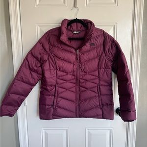 Burgundy Northface women’s jacket. 2 front pockets. Worn twice, like new.